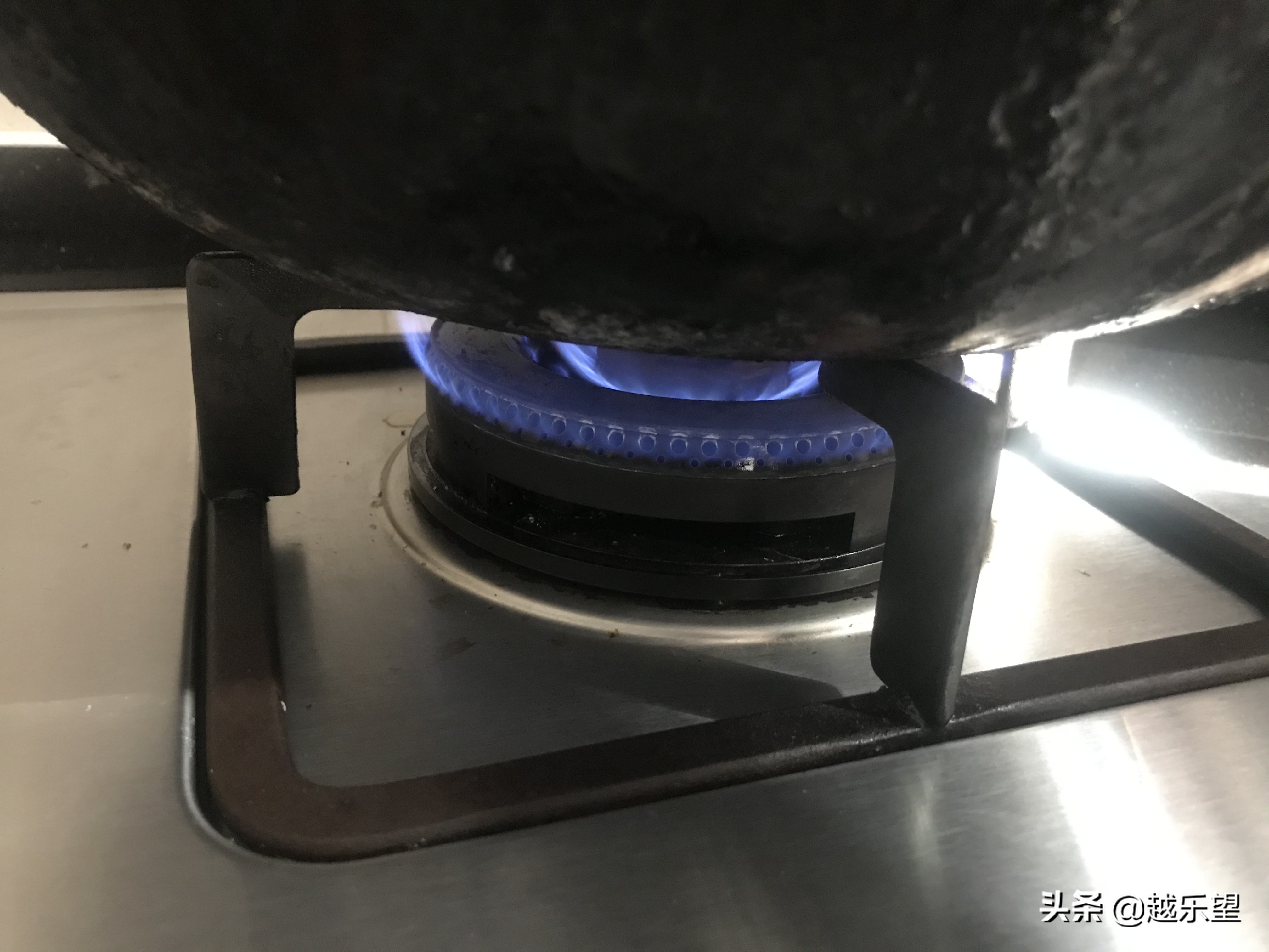 煎鱼怎么样才不破皮不粘锅,煎鱼不粘锅不破皮的方法视频教程