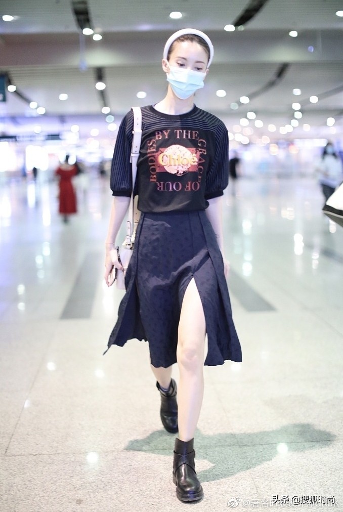 金晨红色吊带裙跳舞,金晨黑裙露背跳舞