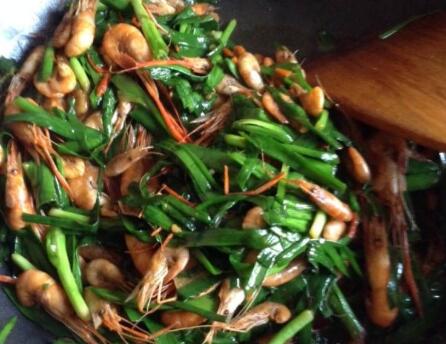 虾米怎么炒简单又好吃,虾米和什么一起炒又健康又好吃