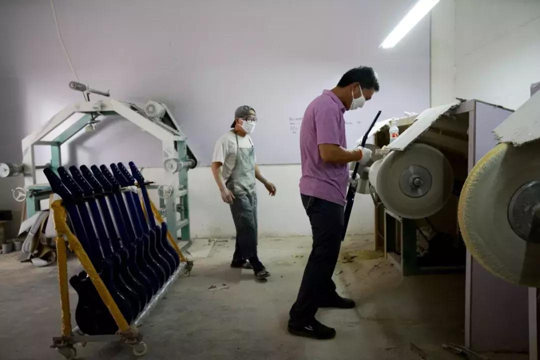 探访“网红”小镇:80万把乐器里的乡土经济学