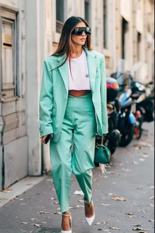 超级显白的色系穿搭快get起来吧,今年流行的亮色系穿搭叫什么