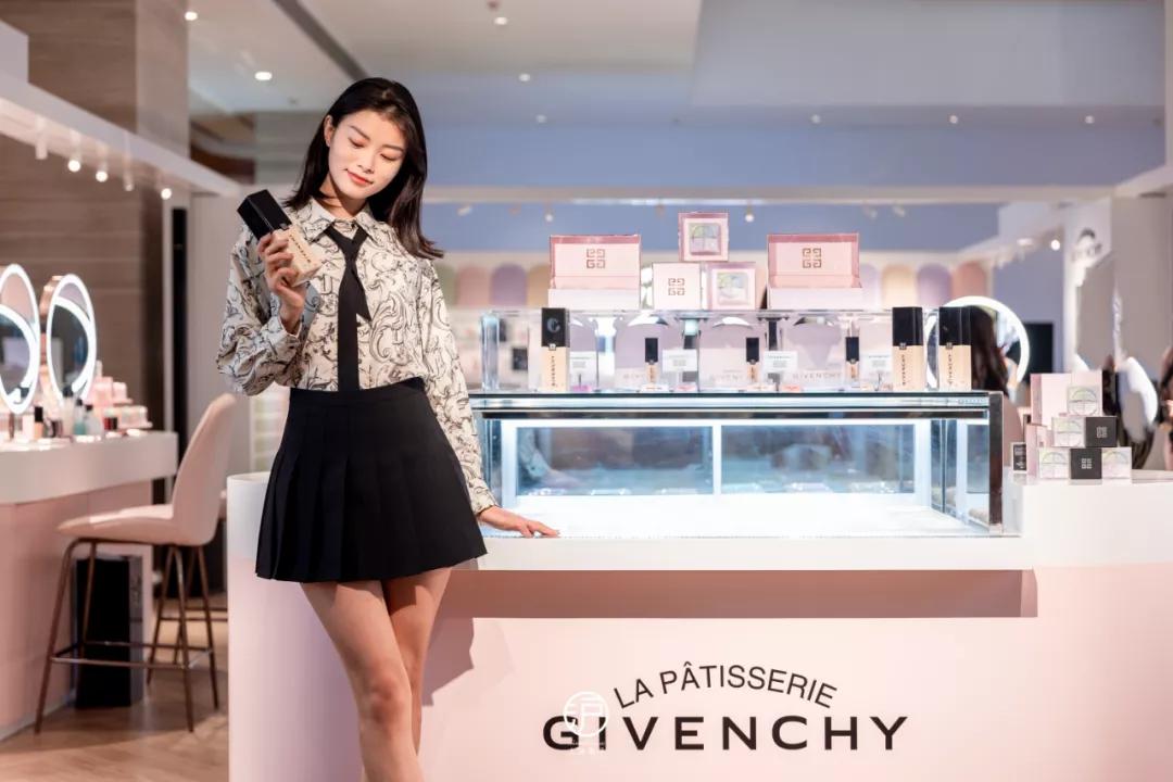 纪梵希高定绒雾妆容,纪梵希步入妆艺空间开启高定惊喜