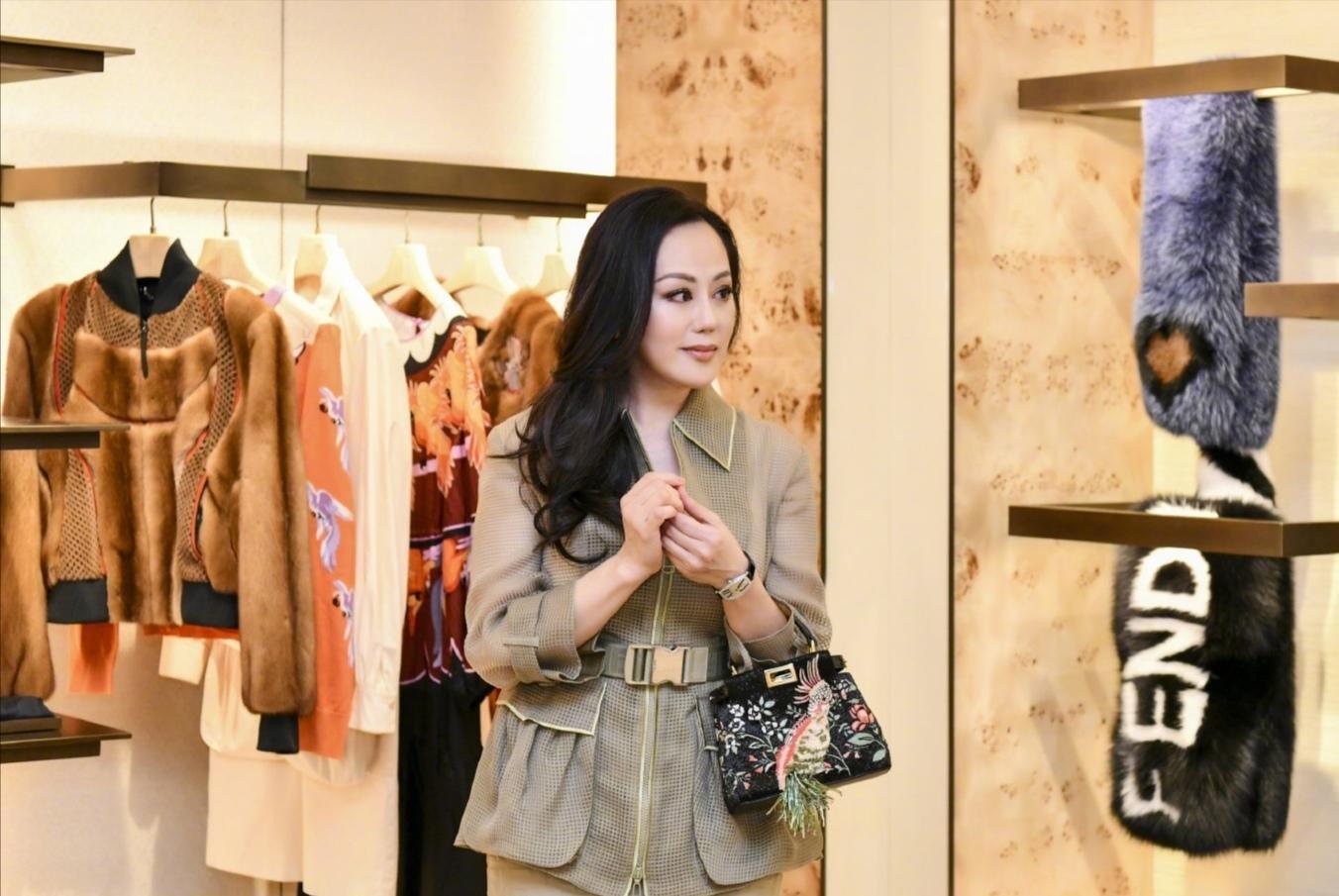 章小蕙花光两个亿,章小蕙亿万富豪