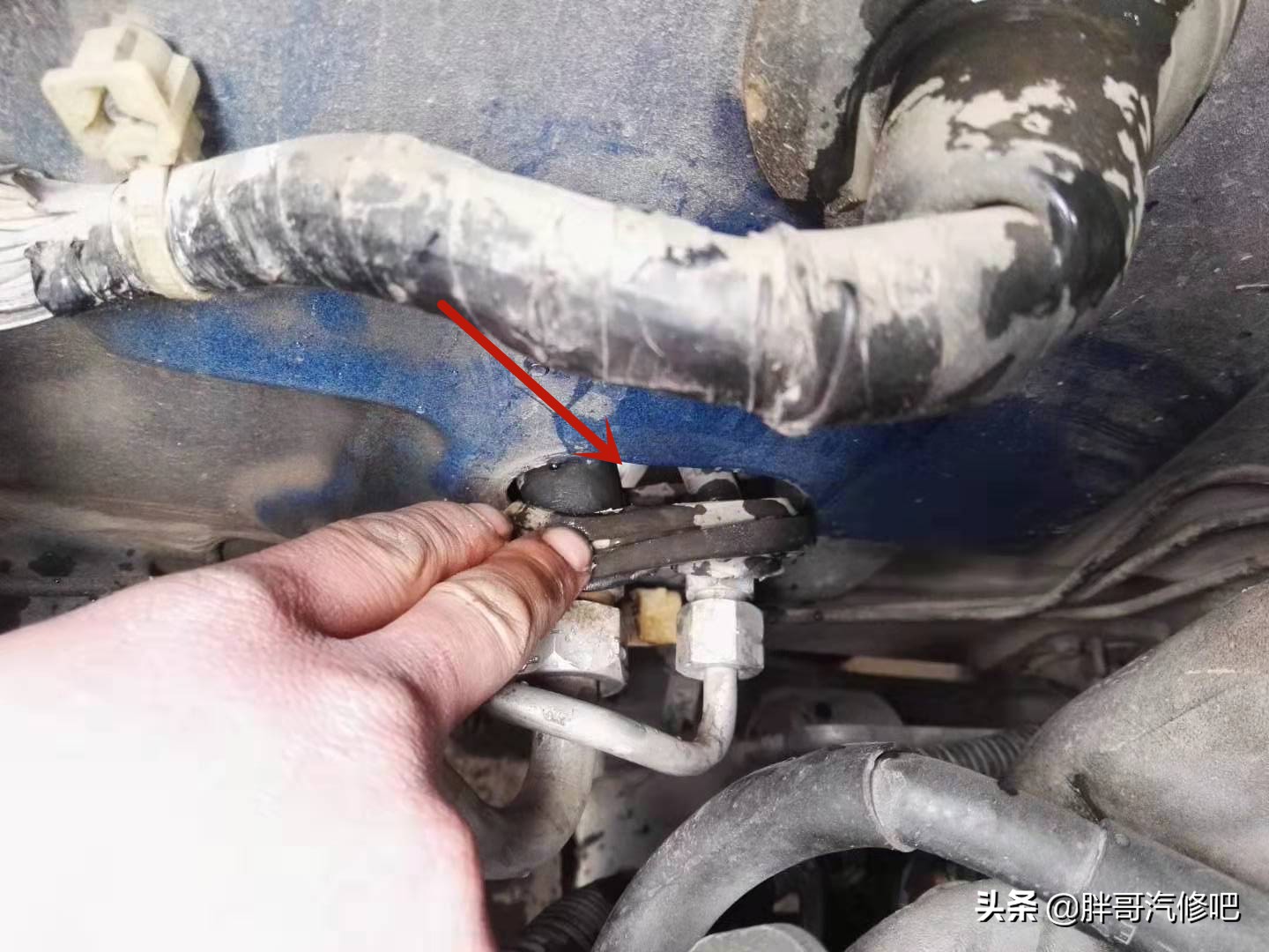 汽车副驾驶室底下漏水检修图解,小车副驾驶室底下漏水是怎么回事