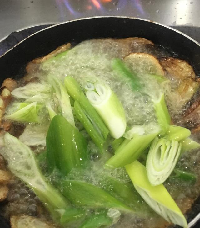 炸东西油里味道怎么去除,炸东西剩余的油怎样变清