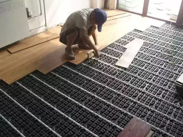 家里铺了地板,铺圆盘地板后悔了