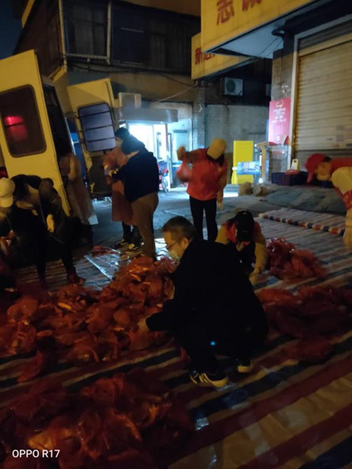 爱心午餐送执勤交警暖胃又暖心,交警为群众送上爱心餐