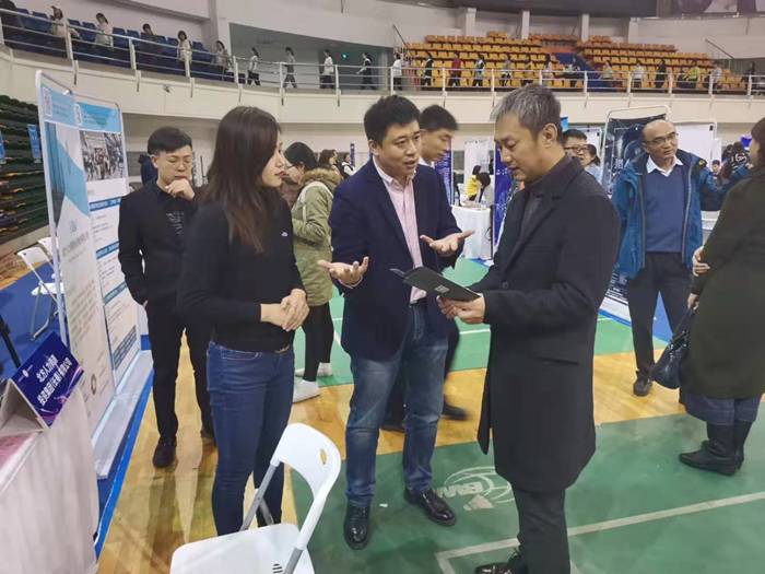 长春“名企、事业单位”专场招聘会走进吉林大学