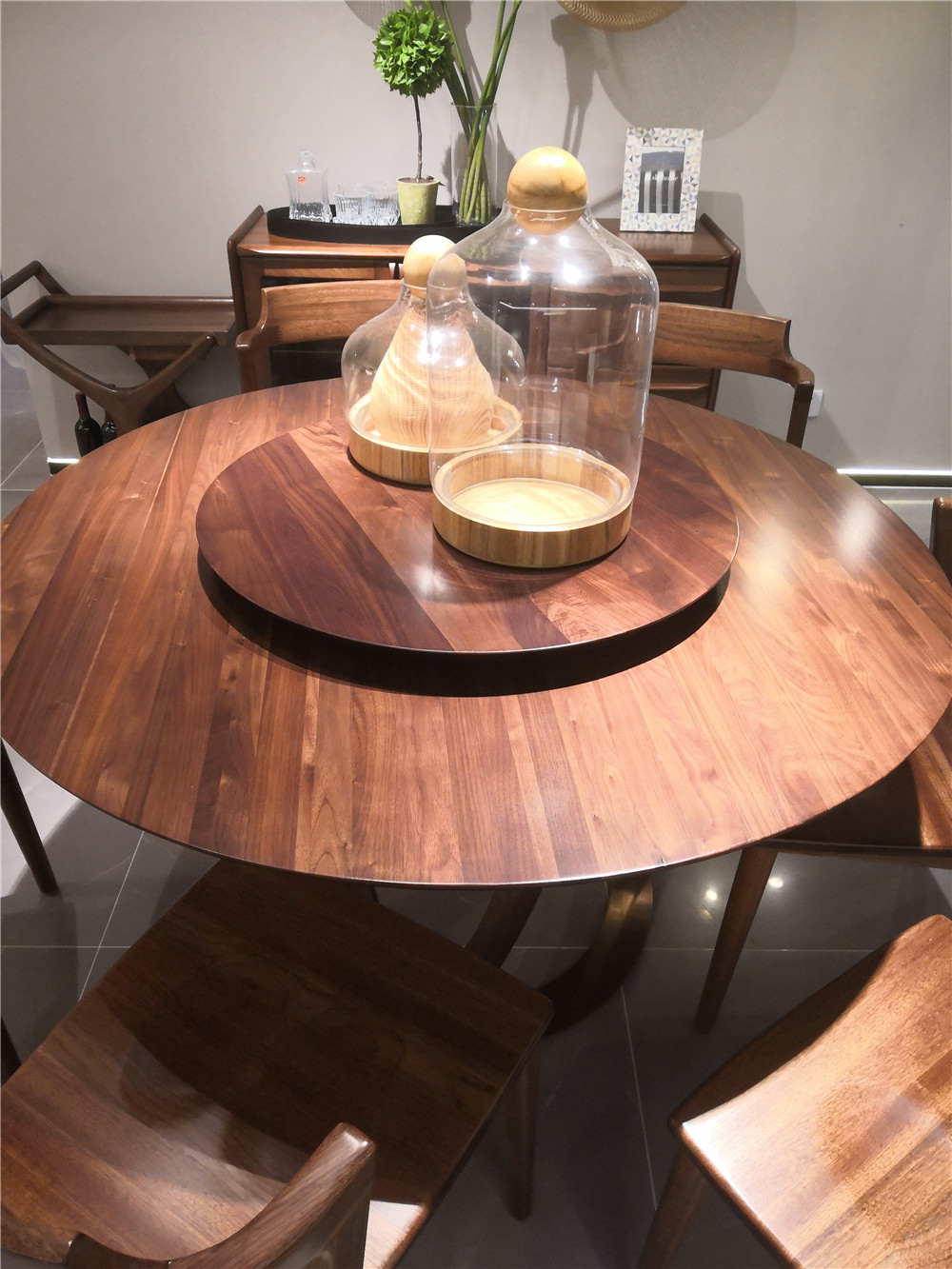 黑胡桃木和金丝胡桃木哪种家具好 (黑胡桃木家具适合什么样子的风格)