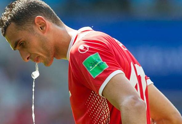 足球场为什么球员要吐口水,为什么足球球员喝水要把水吐出来