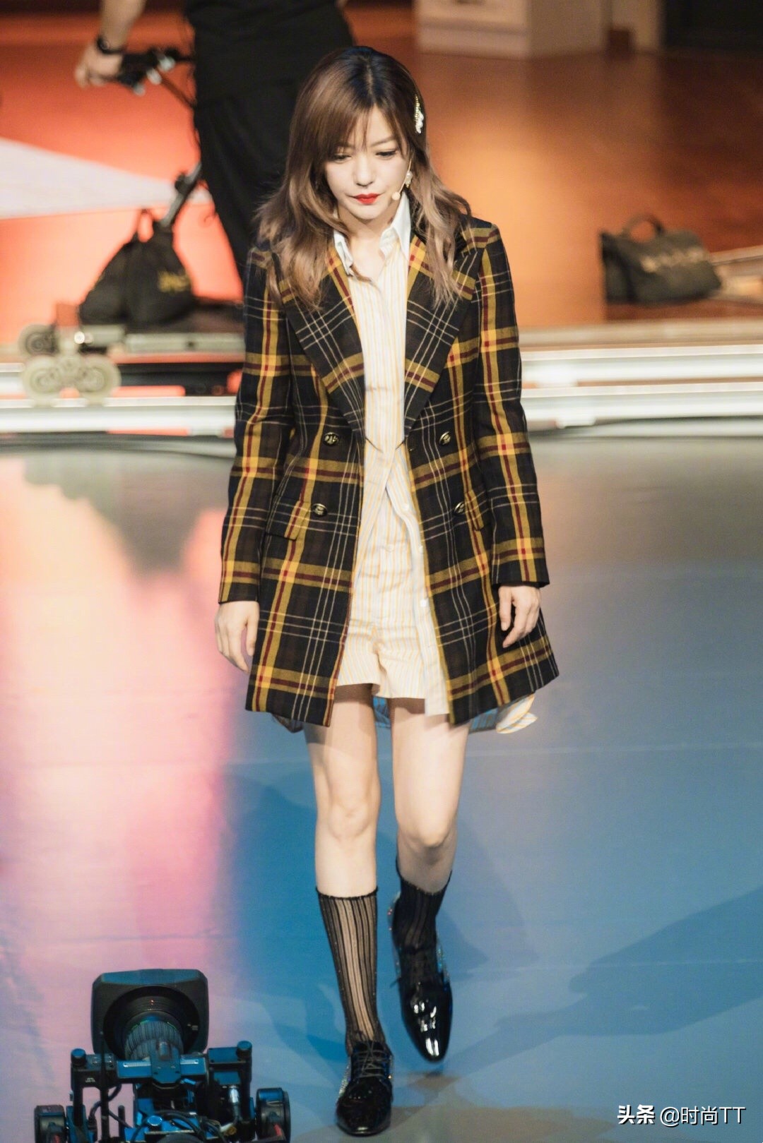 赵薇44岁依旧不显老,赵薇穿吊带连体衣照