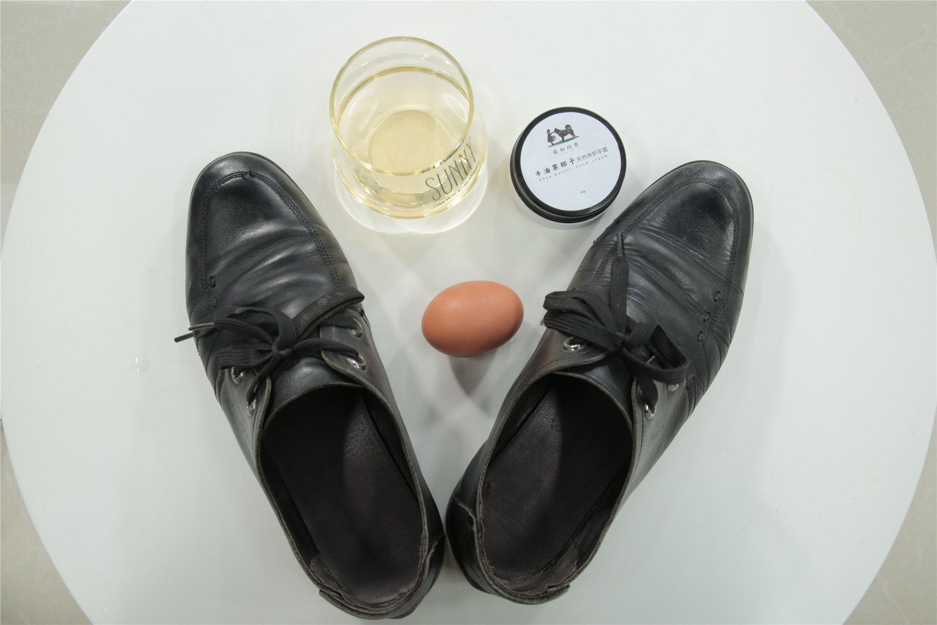 再皱的皮鞋也怕这一招,涂点每天都吃的它,让你天天穿新鞋