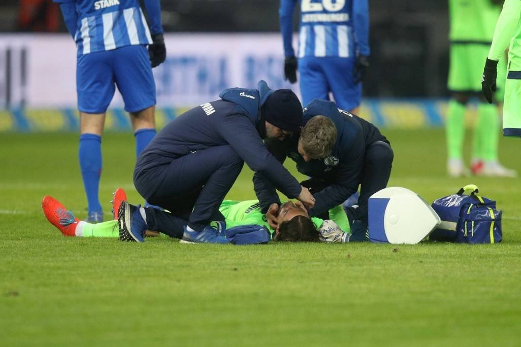 沙尔克04大将险遭拉姆塞断腿悲剧！受伤瞬间隔着屏幕都感觉到疼！