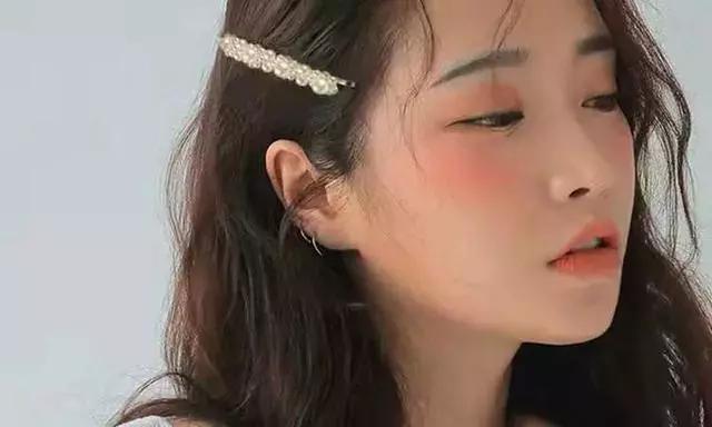 发卡这样戴发型蓬松又好看,时尚发箍怎么戴好看可以遮白发