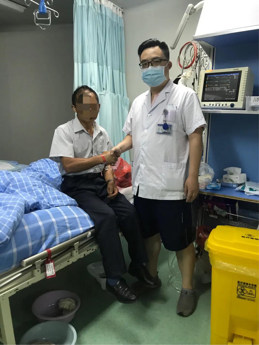 老人休克中医刮痧显奇效,老太太治疗中暑民间土方