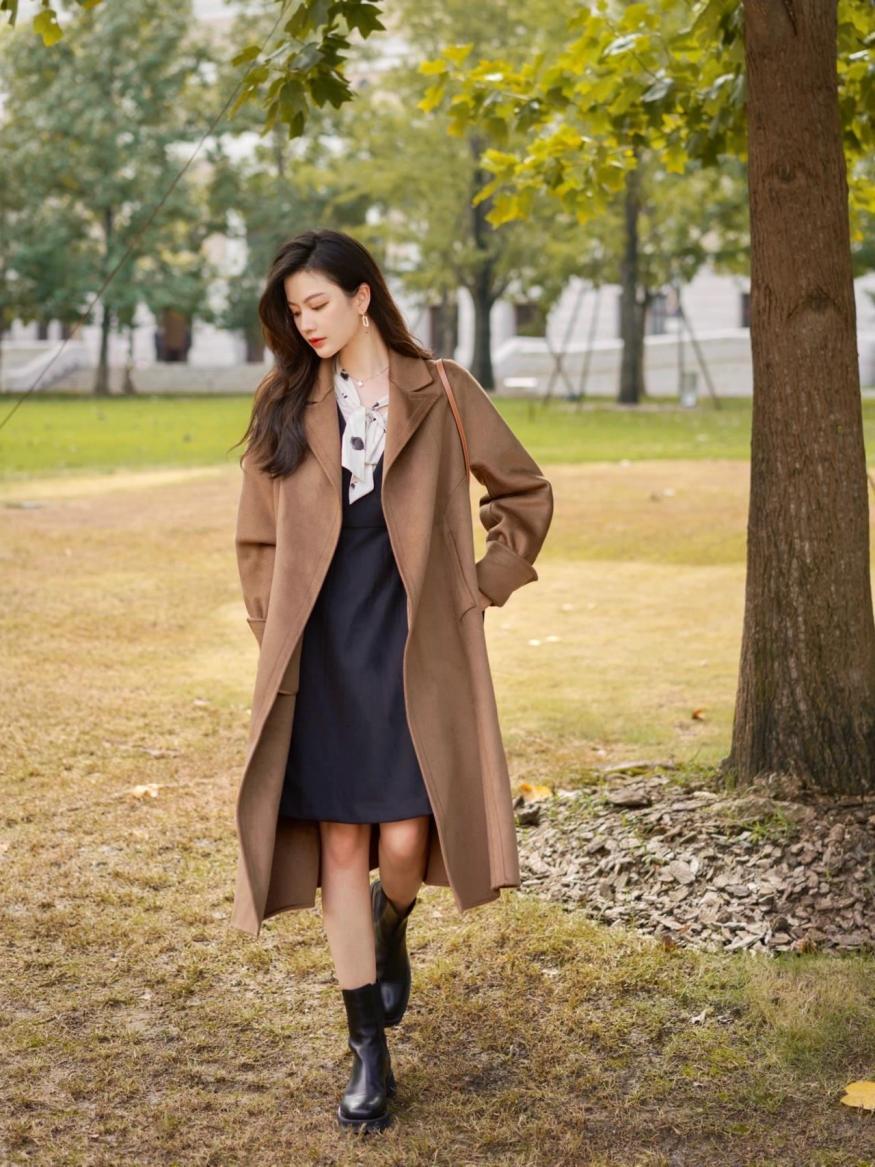 “大衣+裙子”，冬天这么穿，美得优雅又大方