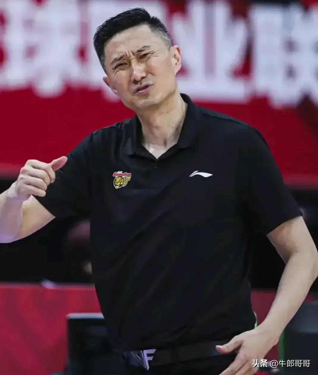 杜锋打口哨,杜锋吹口哨图片