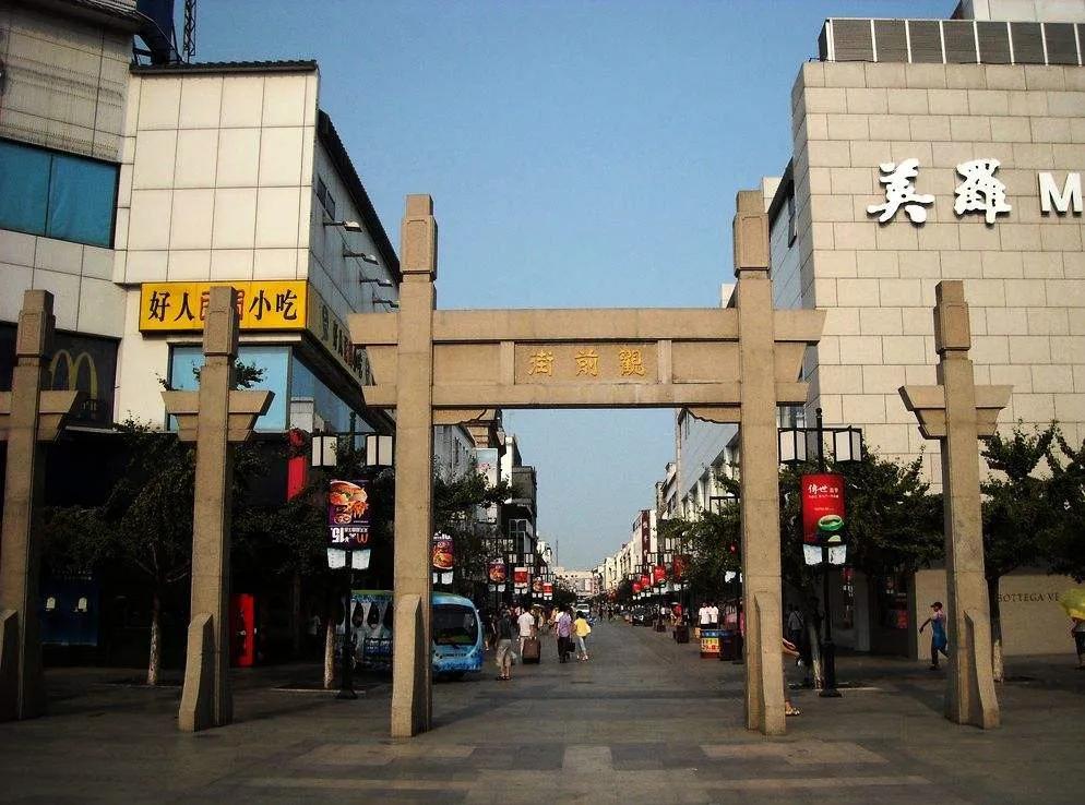 防刺服、武士刀、豪车，这起“龙池械斗”的背后……