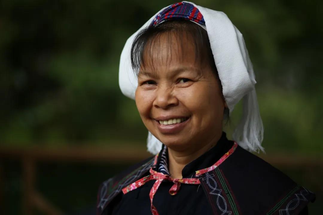 崇左穿越大山的道路,崇左漫步田间