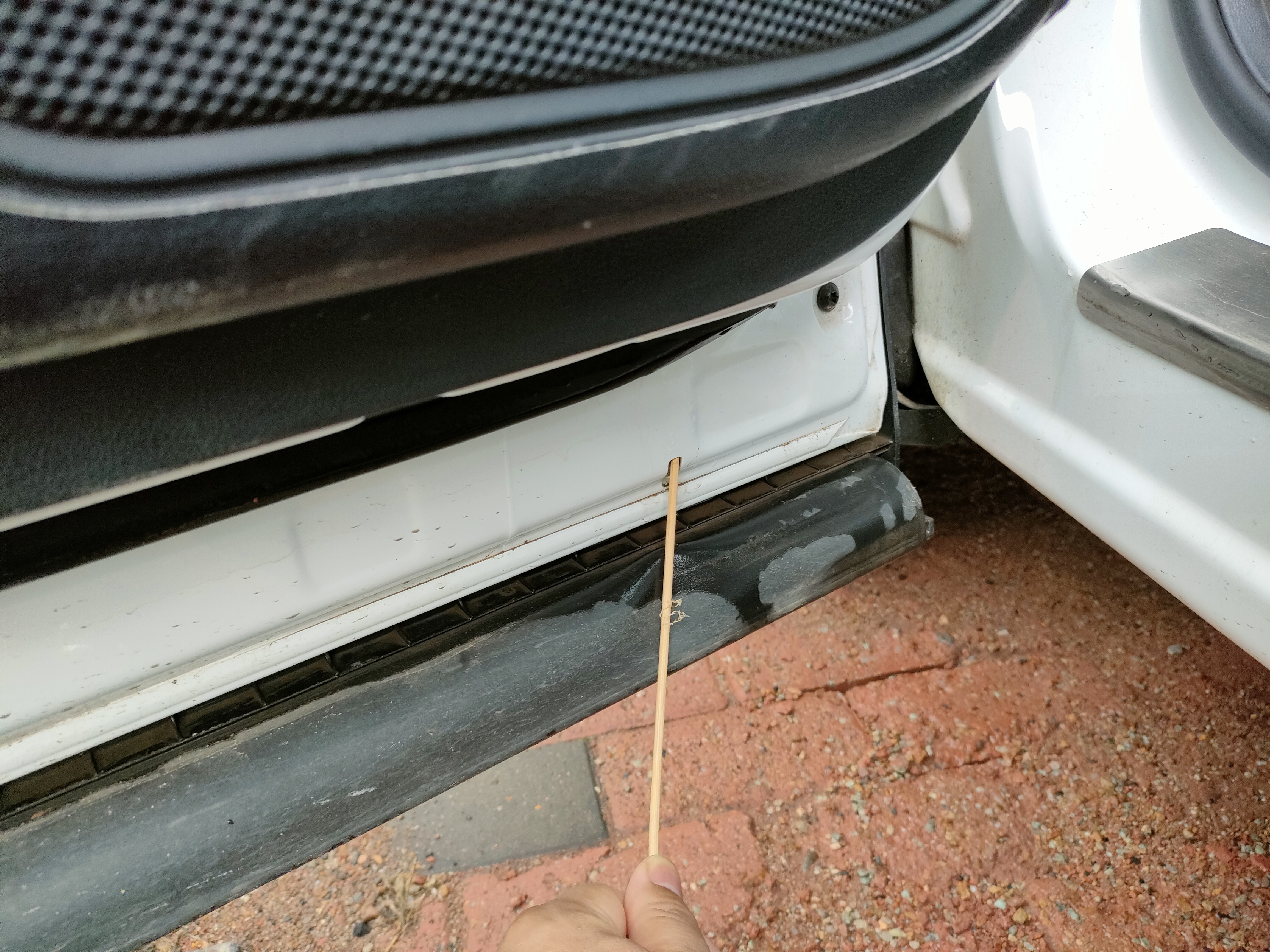 小东西的用处,车门底部排水孔生锈处理方法