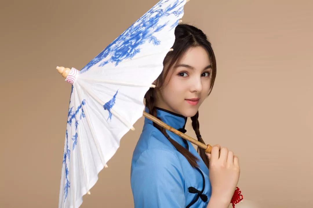 刘雯何穗个人简介,刘雯何穗奚梦瑶走秀视频