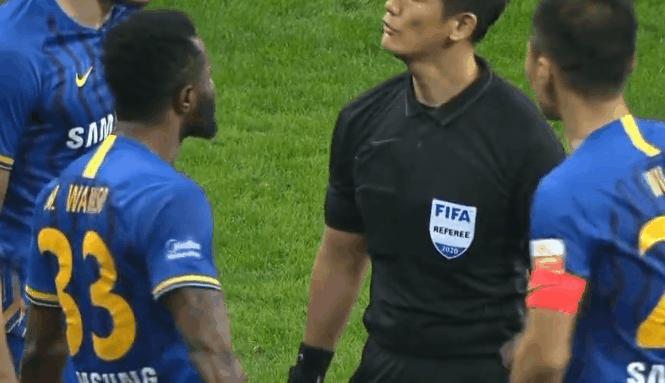 服了!比恒大失冠更值得深思:韩国金哨用3镜头,打脸中超裁判