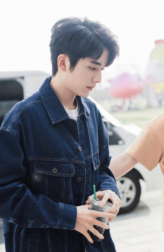 张新成穿搭教程,张新成回廊亭穿衣搭配粉色