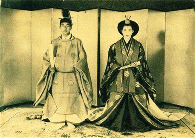 从纳凉工具到 “贵族标配”,日本折扇展示出哪些文化特色?