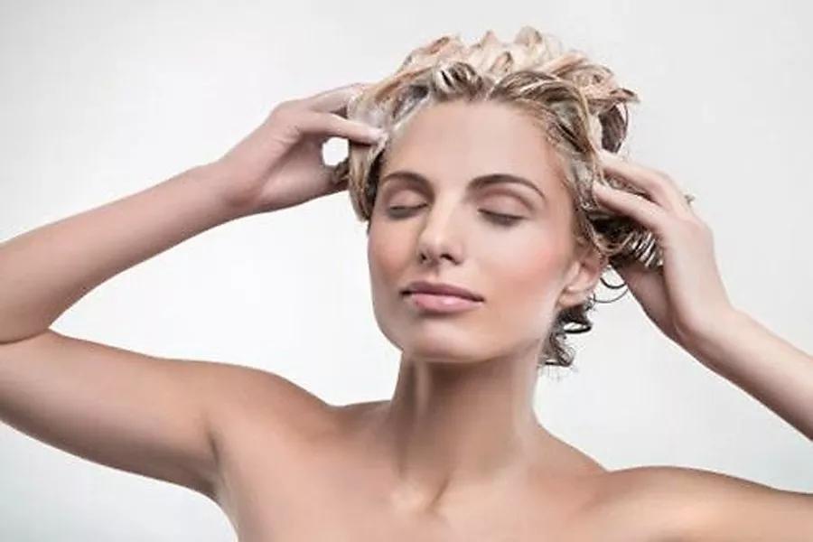 一到秋天头屑跟下雪一样,头屑多到下雪头皮又痒怎么办