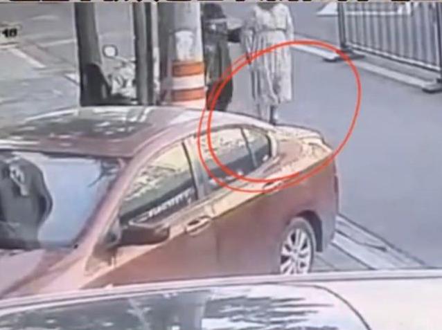 孕妇逛街时胎儿突然降生,孕妇逛街孩子突然掉下来了