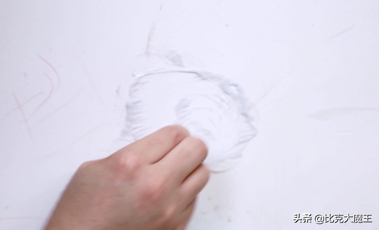 白墙脏了最好别用水擦,白墙脏了不用重新刷教你一招