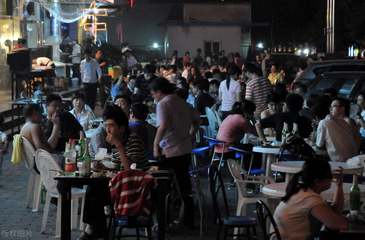 90后开烧烤店年收入200万,夫妻开烧烤店赚钱吗