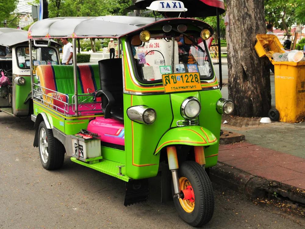 为什么泰国人要穿粉红色,去泰国为什么要穿红色衣服