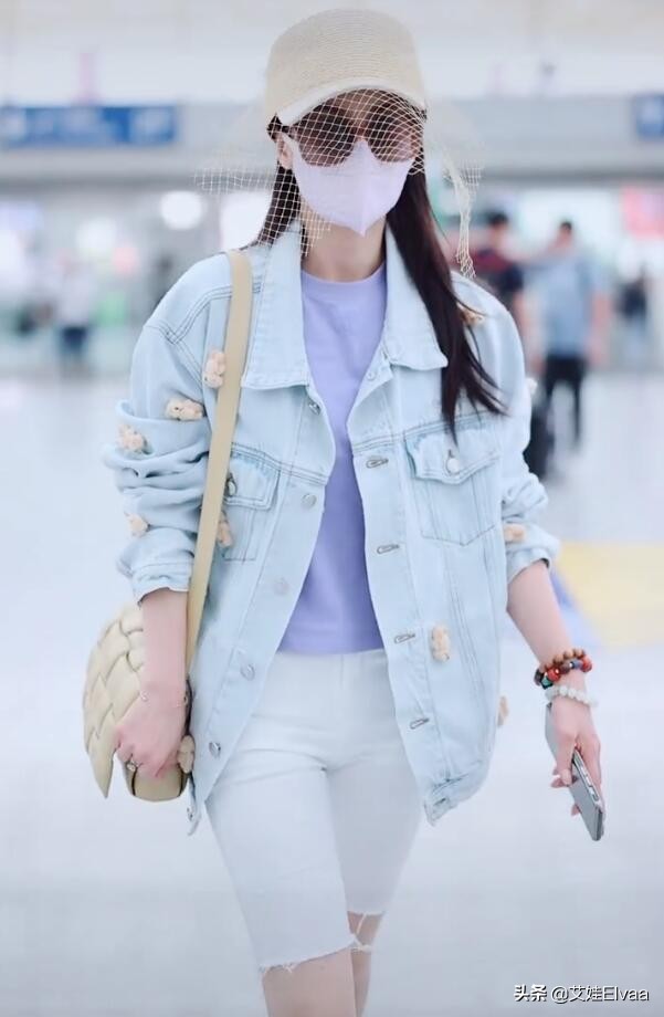 黄圣依机场穿羽绒服 (黄圣依穿休闲装在机场)
