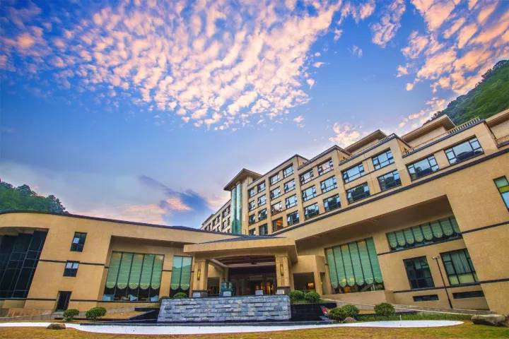 冷冷冬日泡着暖暖的温泉,阴冷潮湿的天气里泡个温泉