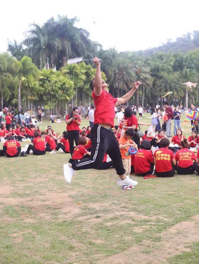 巨邦清明献花丨人间四月无心芳菲，上山看总设计师改革大步豪迈