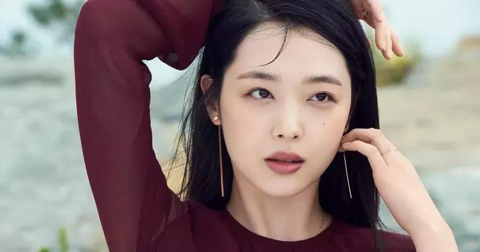 她骂脏话、拍性感床照、仙女人设崩塌，但人们依然爱她