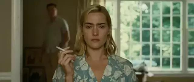 月薪四千的女人能买多少钱的包,月收入八千该不该花一千多买个包