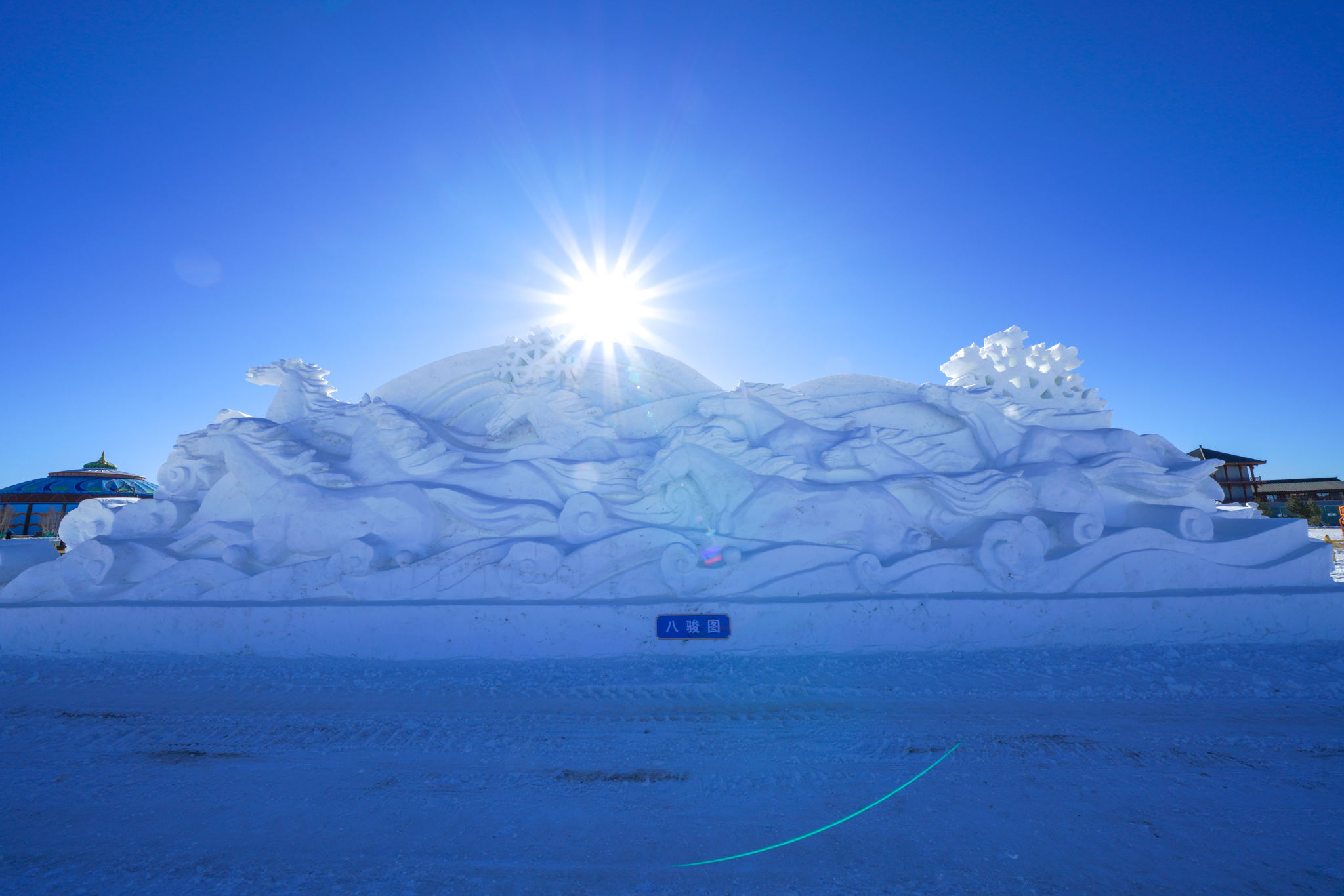 美也声声马鸣，冰雪晶莹！壮哉辽阔草原，新岁康安