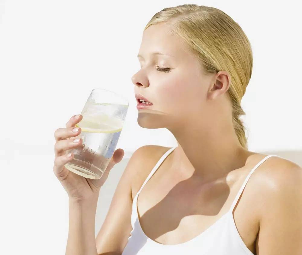 皮肤干保湿的正确方法,皮肤特别干怎么用面霜快速补水