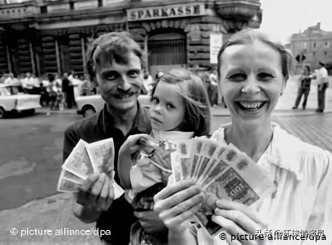 柏林墙倒塌是德国统一的标志吗,德国柏林墙的倒塌时间地点