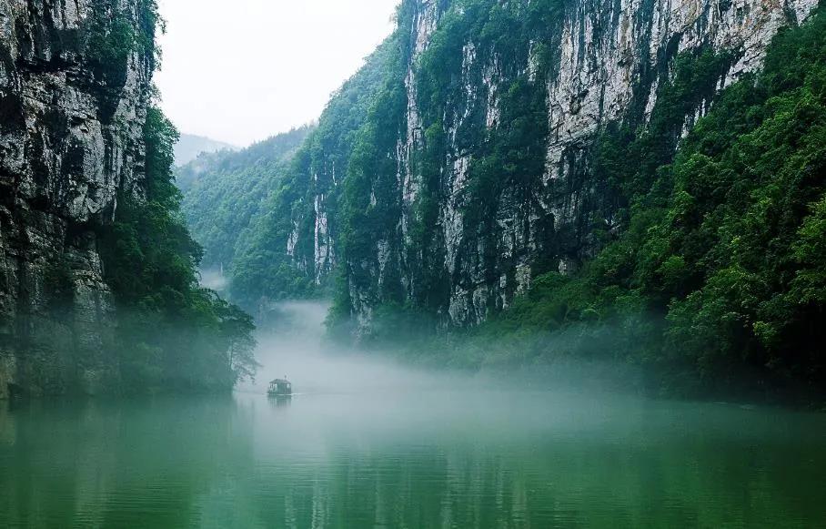 重庆这个区县火到国外,悬崖边修足球场,国外网友直呼神奇