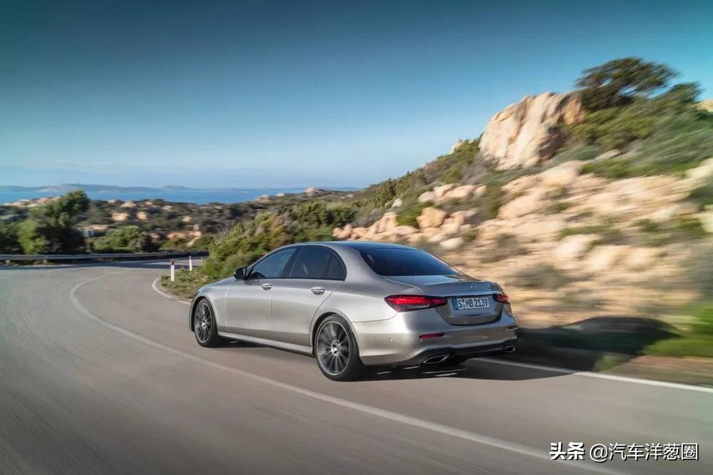 宝马发布全新车标,宝马蓝天白云标改黑白标