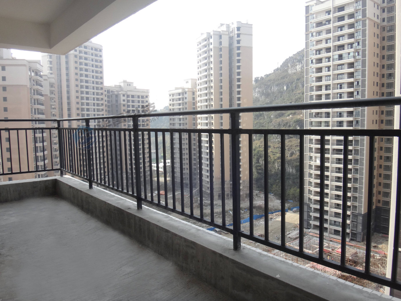 封阳台封在栏杆外还是栏杆里,封阳台窗户和原来的栏杆谁更安全