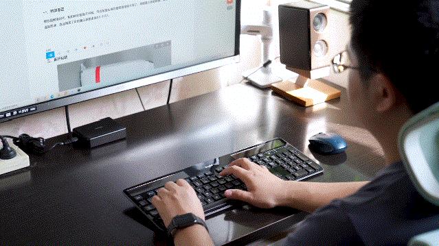 罗技键盘780和罗技k750,罗技k750无线键盘有电池的吗