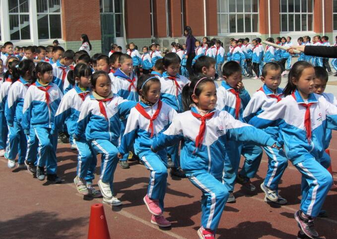 校服收费标准小学生,小学生校服收费100块