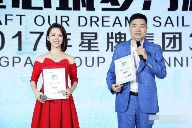 33岁丁俊晖近况：与妻子在家练瑜伽，表情痛苦，中式英文令人发笑