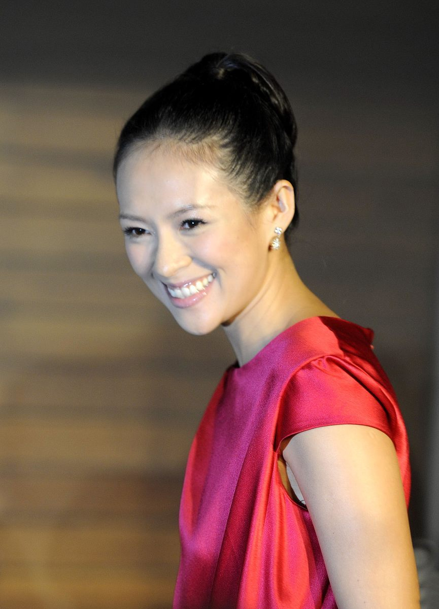 章子怡真是“扮嫩”高手,穿玫红大衣配小礼帽,减龄又不失高级感