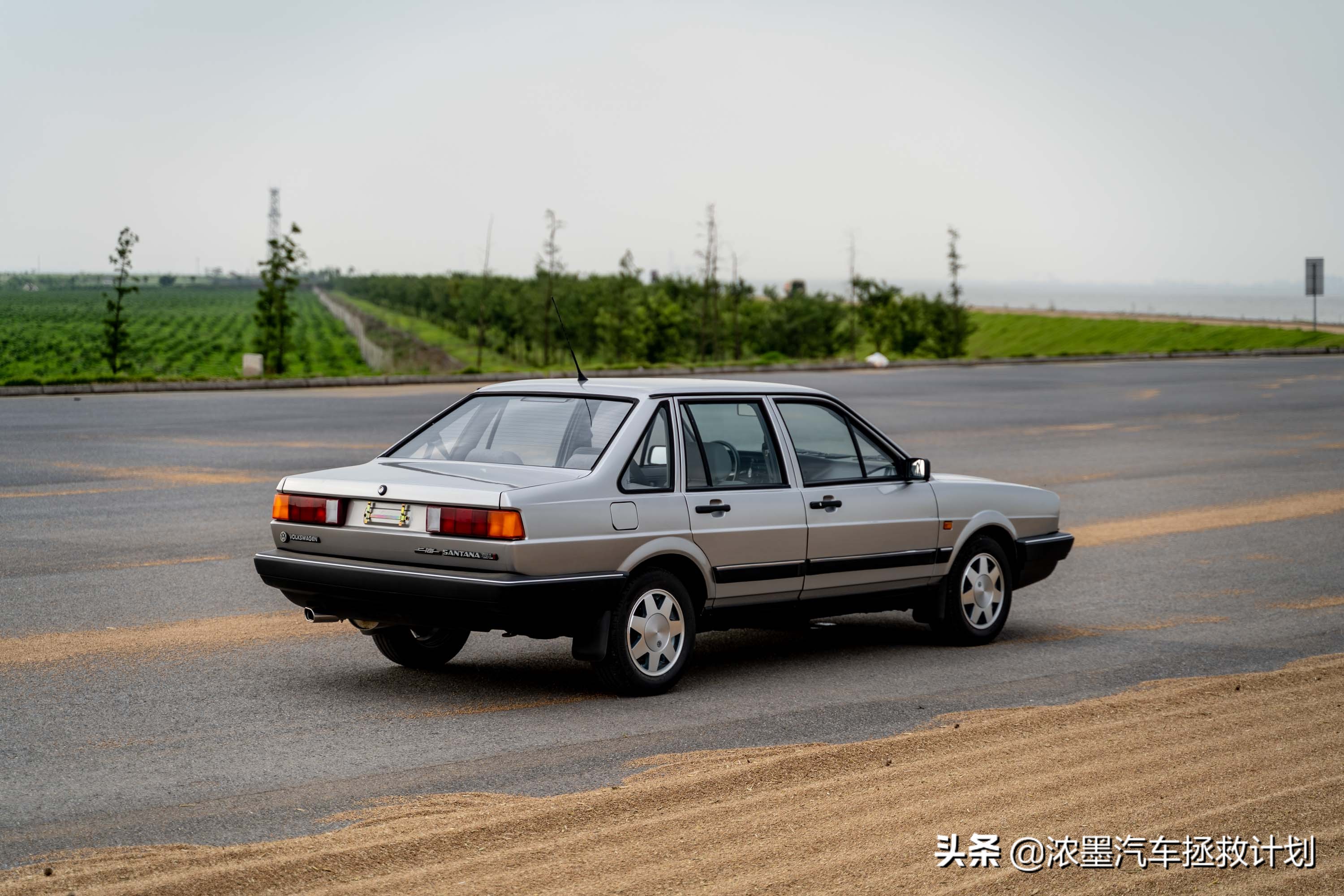 「妙手生花」重建一台战损级桑塔纳，带给它历经千般后的华丽重生