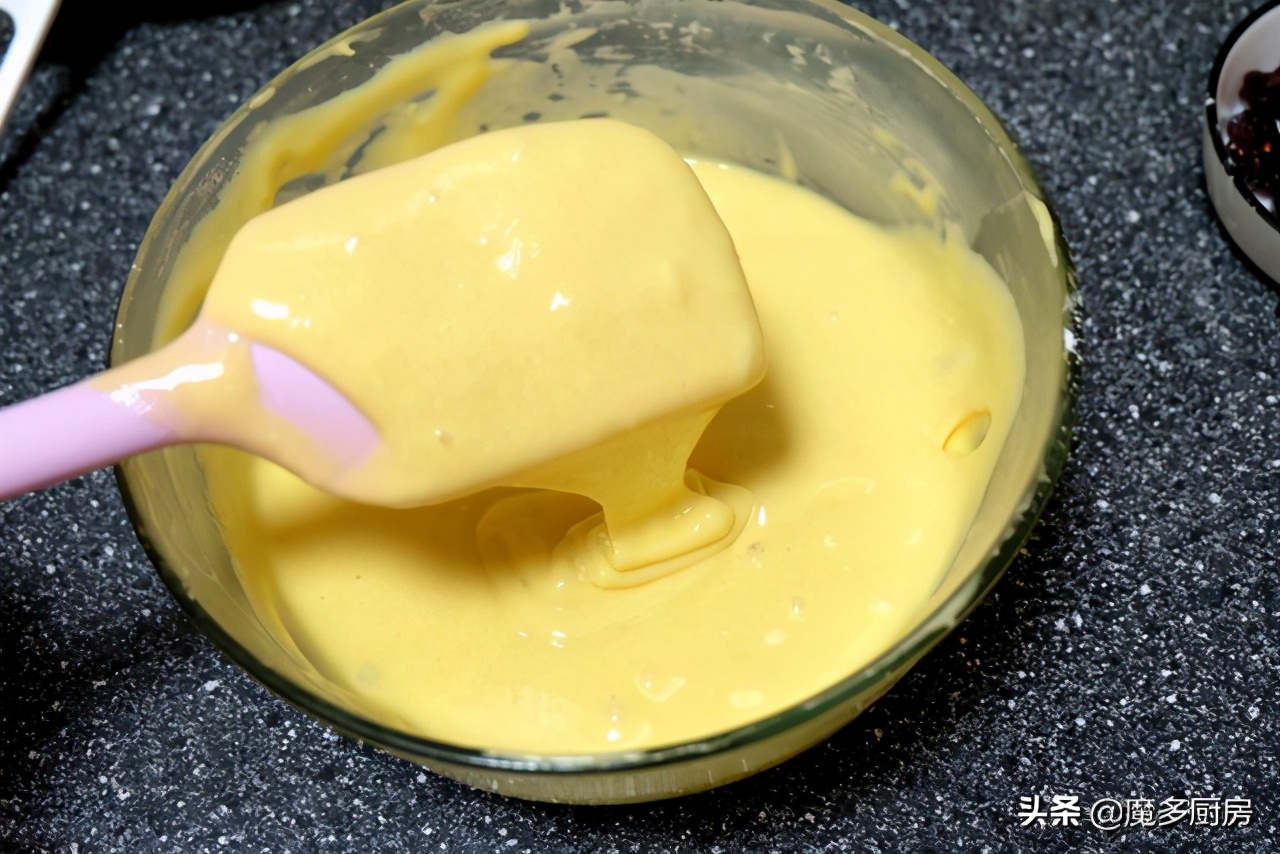 三个鸡蛋做蛋糕一杯面粉够不够,5个鸡蛋用几克蛋糕粉